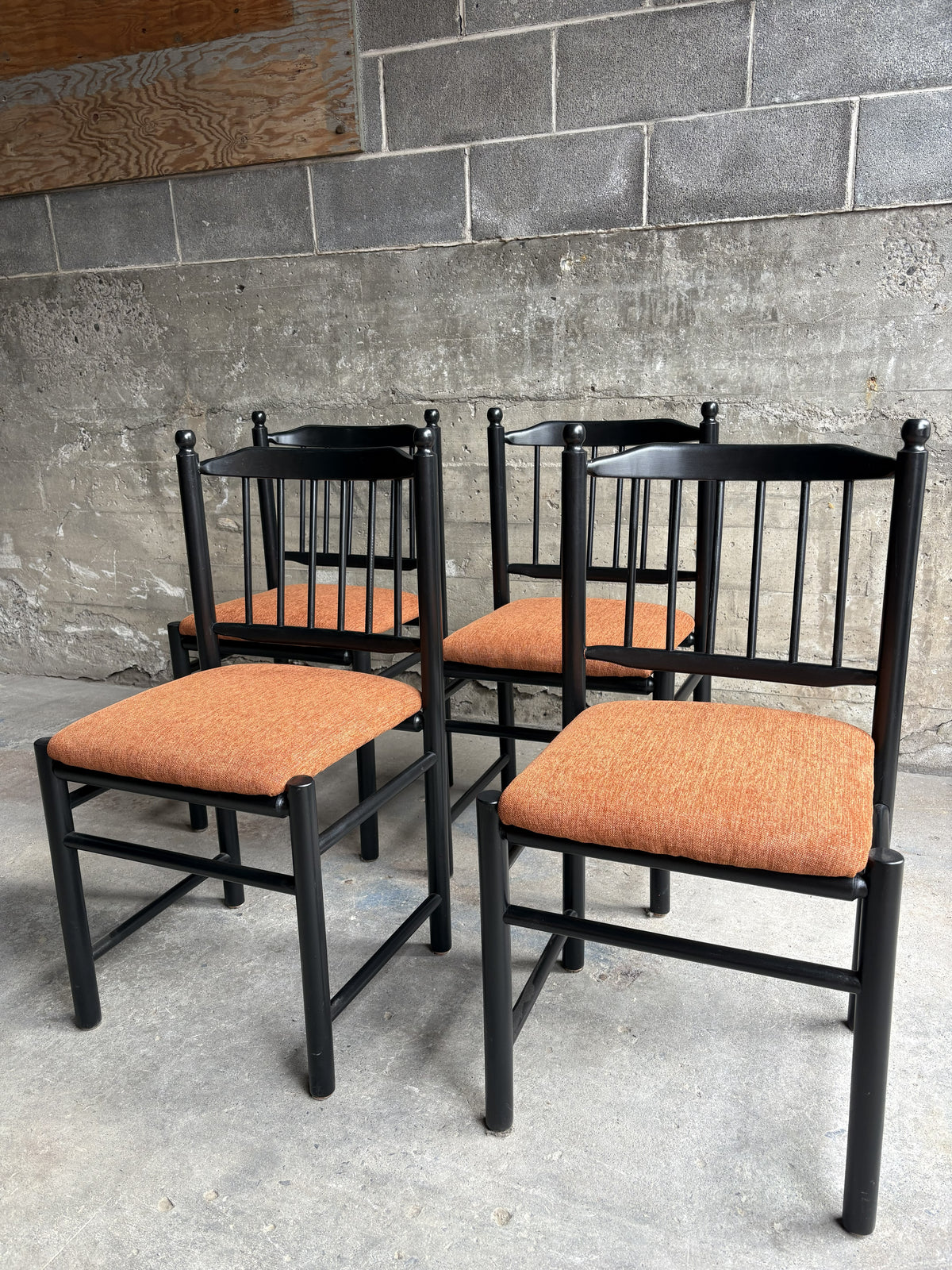 Ensemble de salle à manger noir et orange