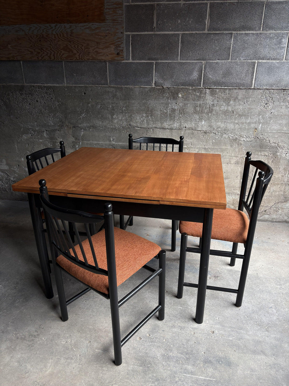 Ensemble de salle à manger noir et orange