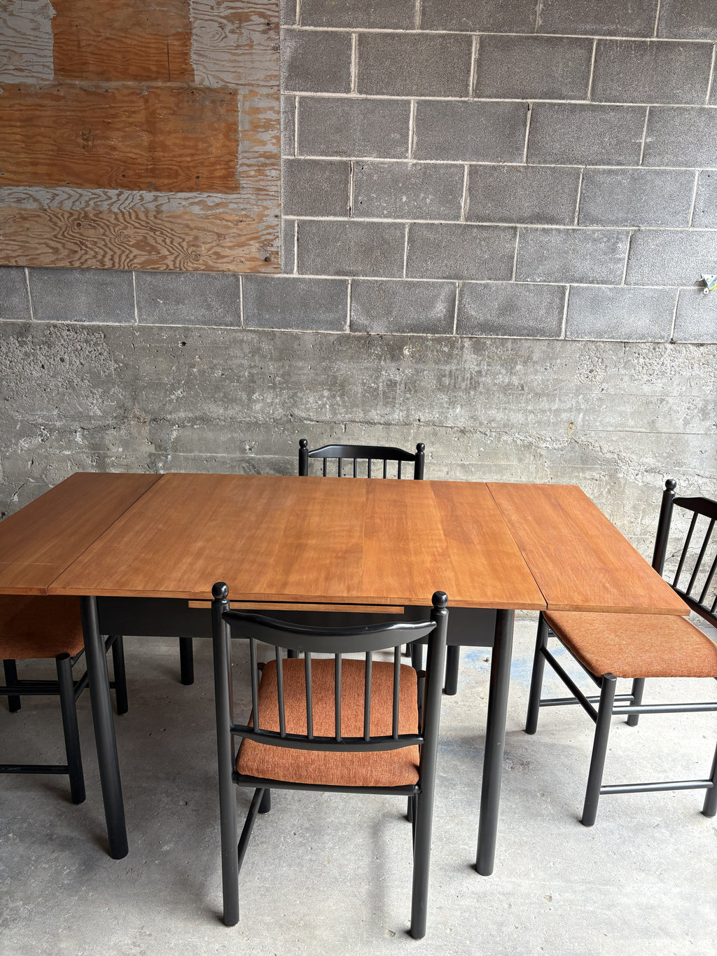 Ensemble de salle à manger noir et orange