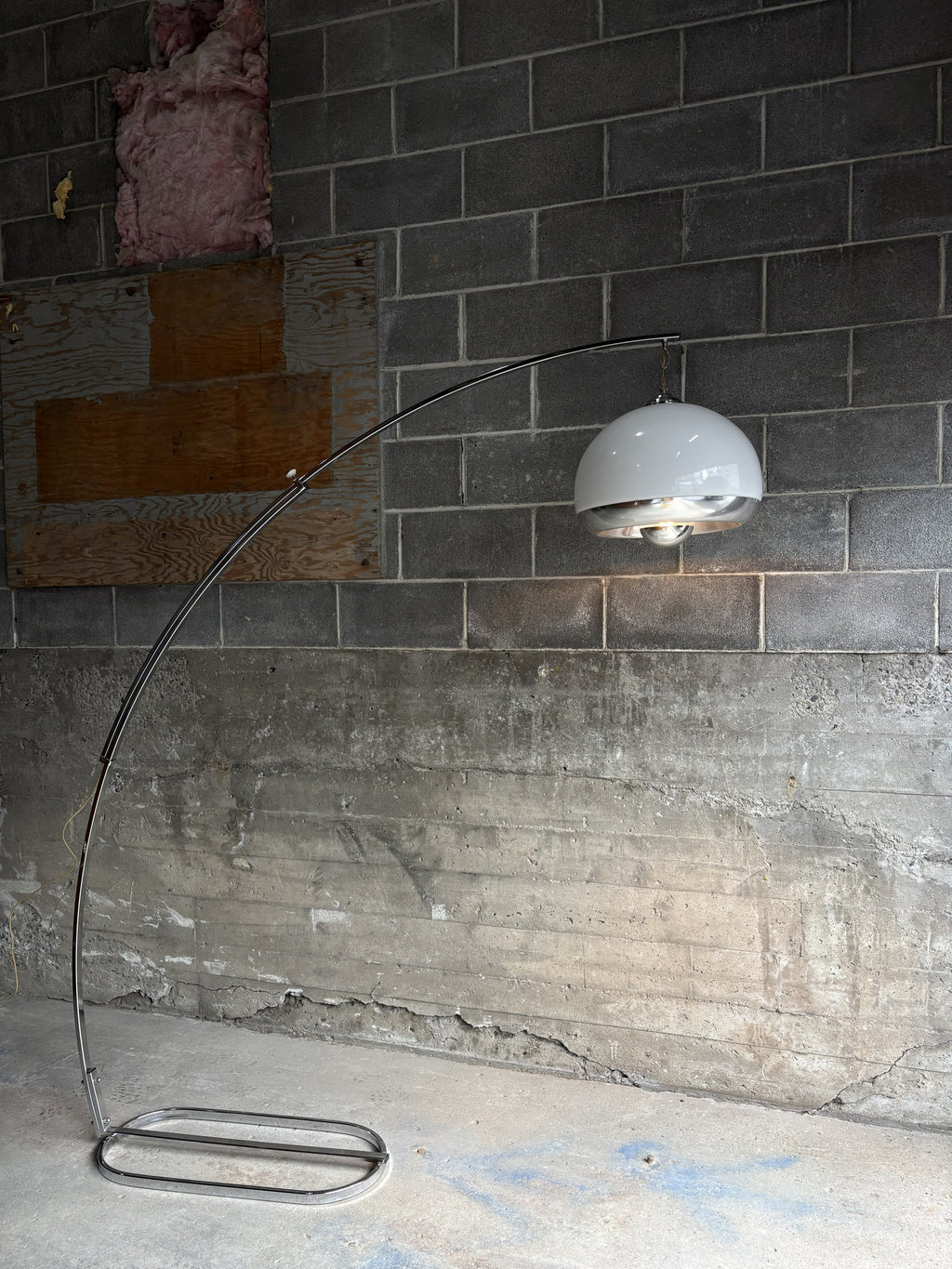 Lampe sur pied chromée en arc