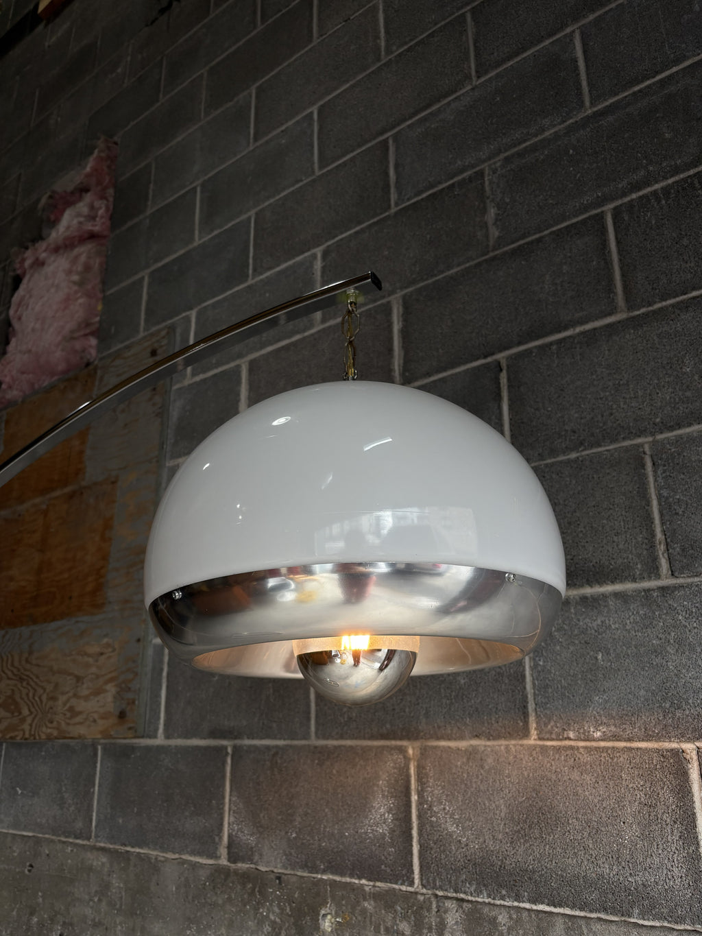 Lampe sur pied chromée en arc