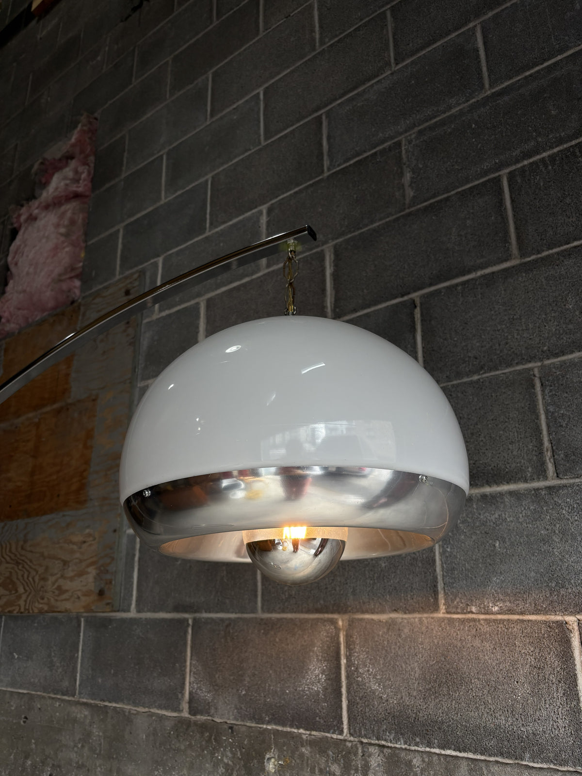 Lampe sur pied chromée en arc