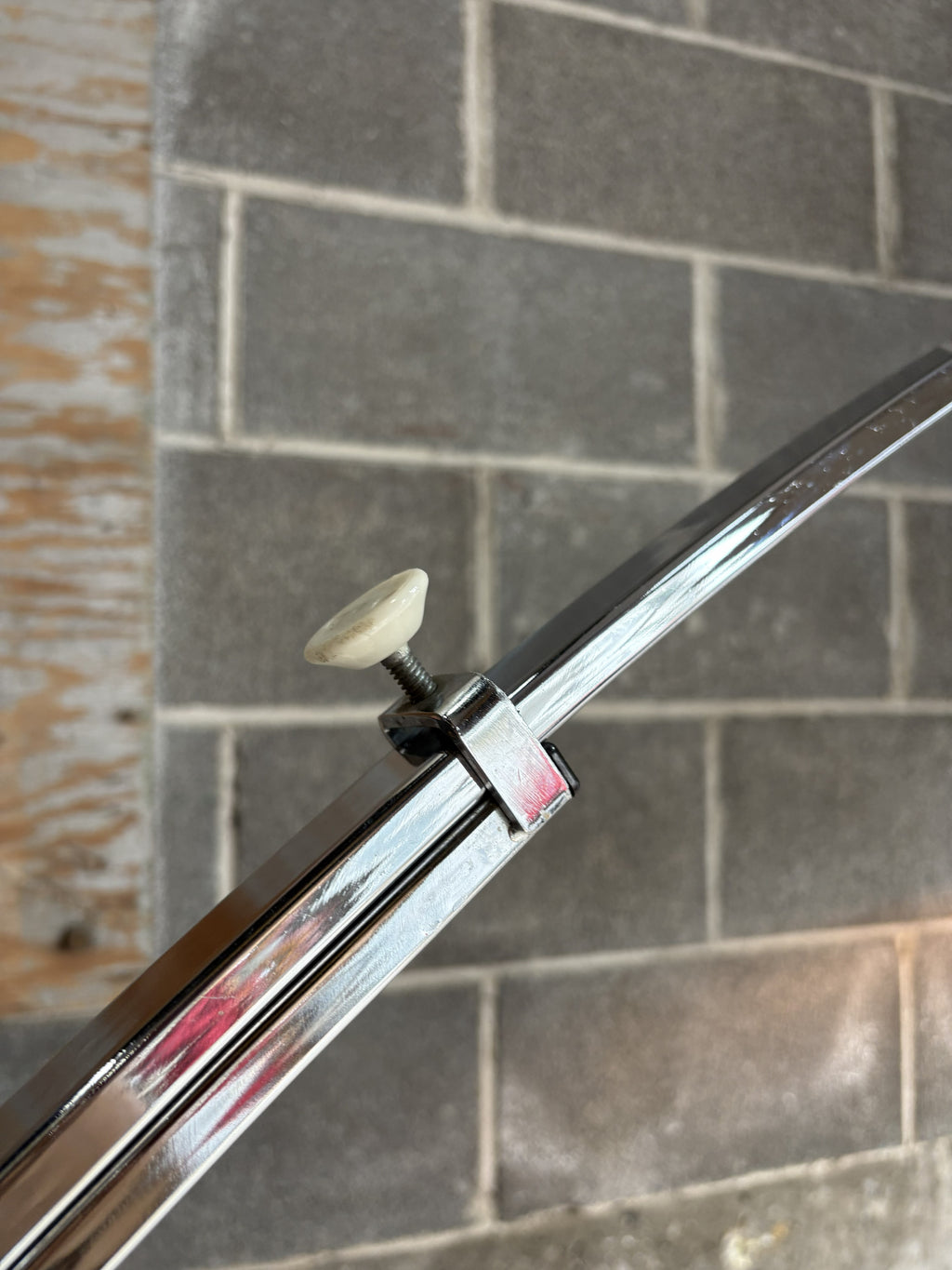Lampe sur pied chromée en arc