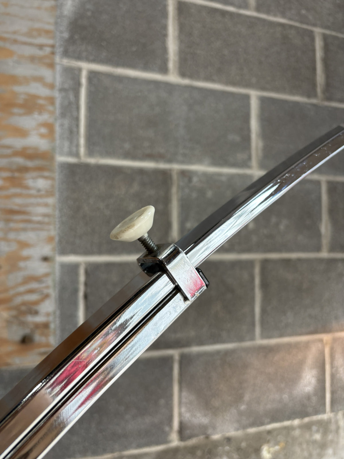 Lampe sur pied chromée en arc