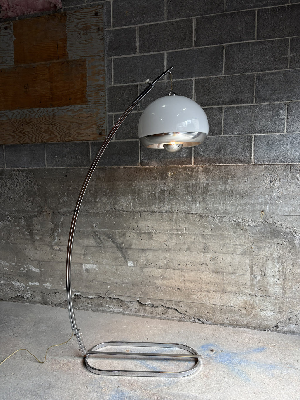 Lampe sur pied chromée en arc