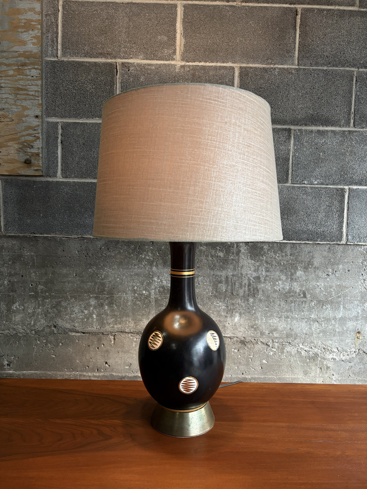 Lampe de table noire et or