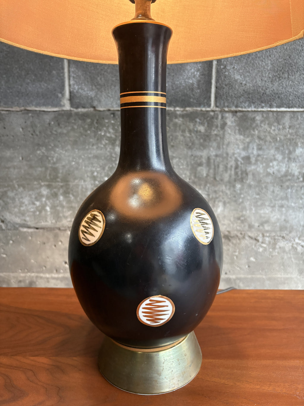 Lampe de table noire et or