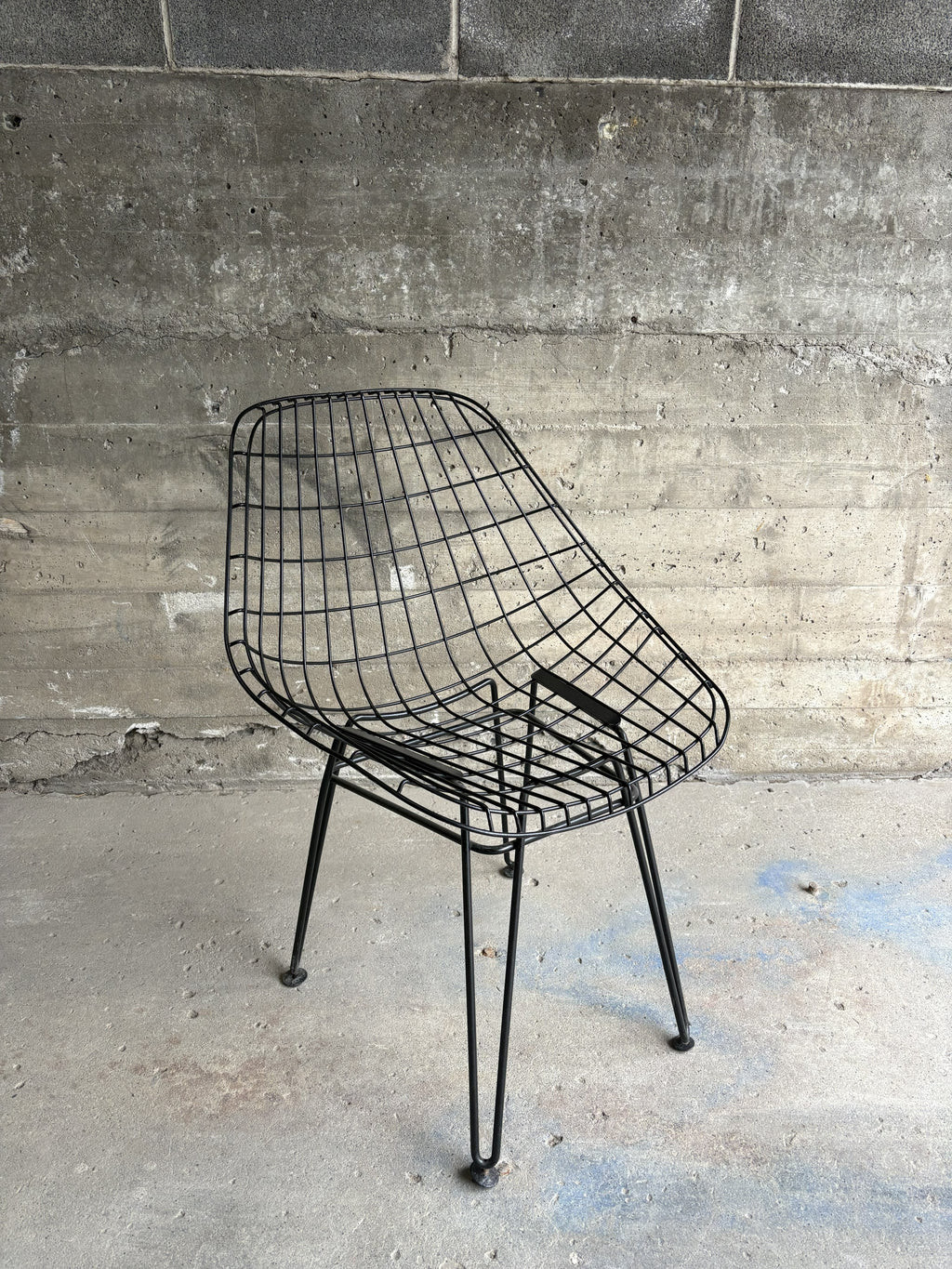 Chaise en fil de fer noire