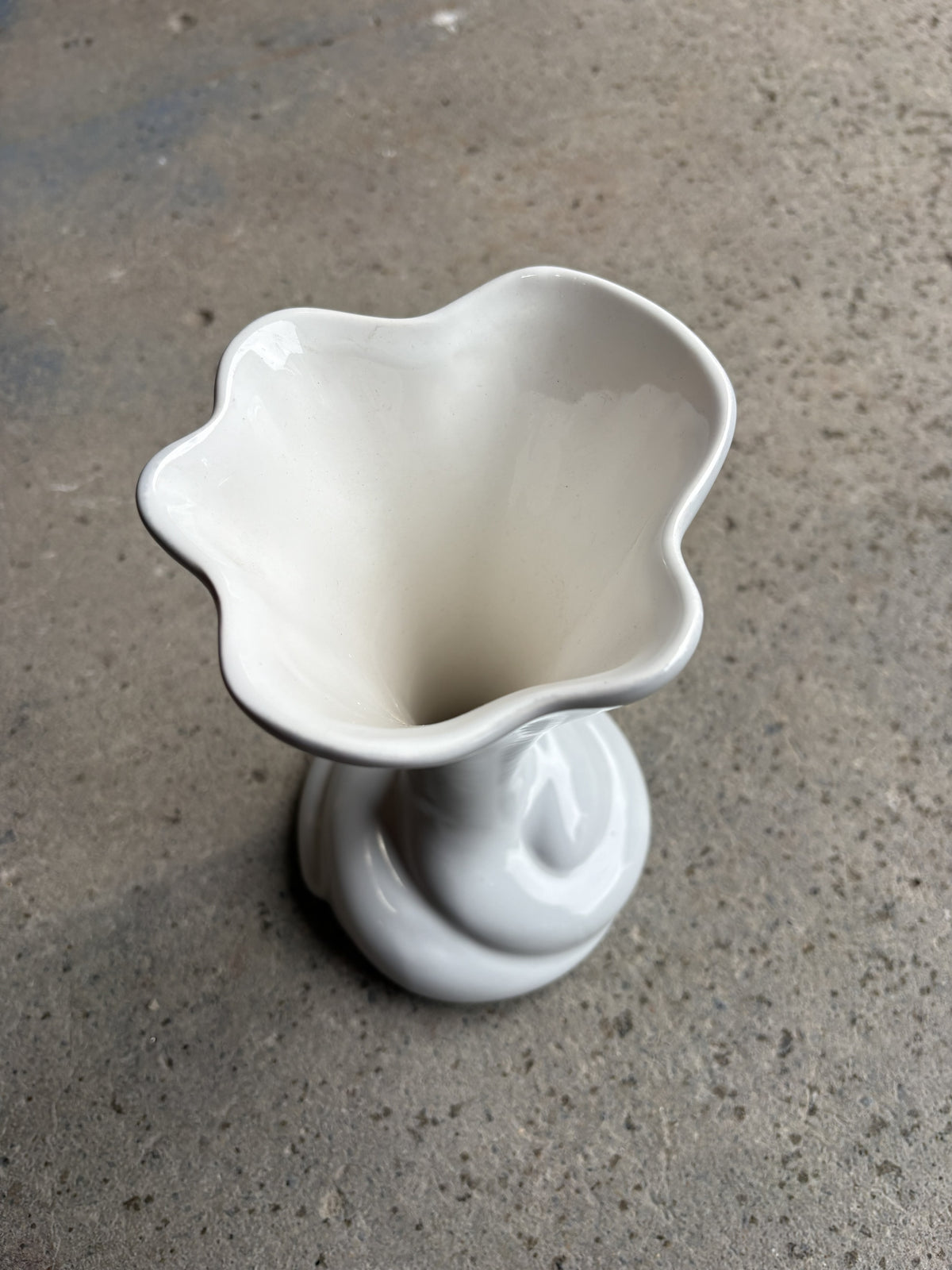 Vase sculptural gris