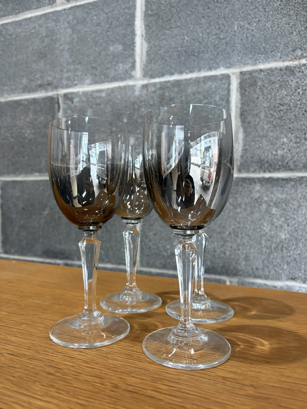 Ensemble de verres à vin en verre fumé