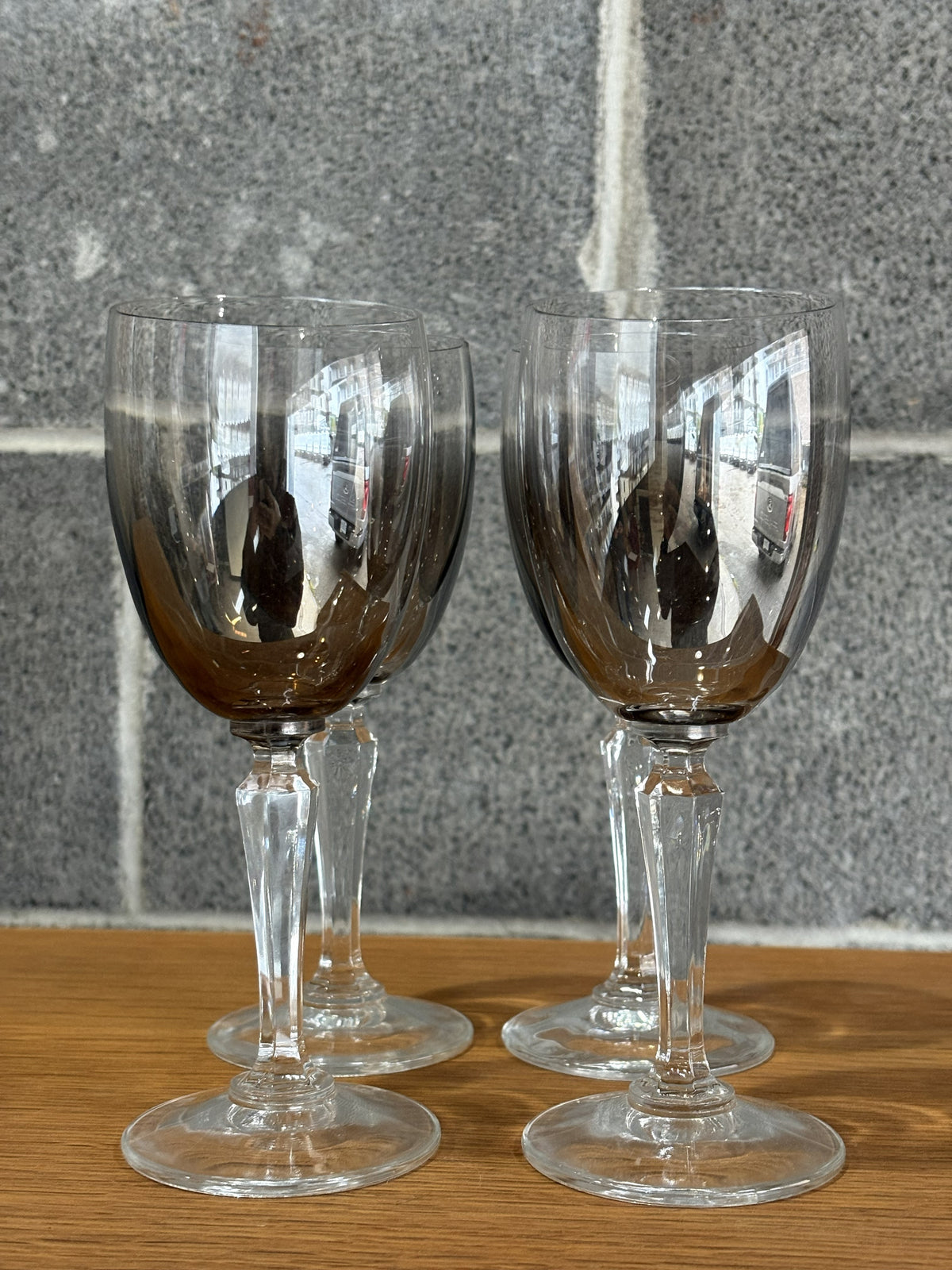 Ensemble de verres à vin en verre fumé